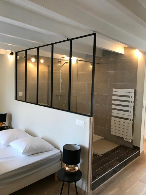 Verrire entre une chambre et une salle de bain